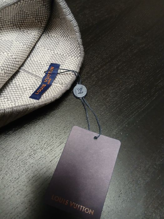 Căciulă l.v gri nouă