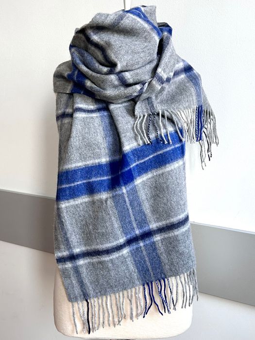 Разкошен мек вълнен шал в синьо и сиво