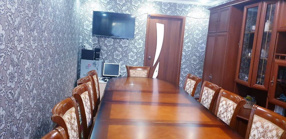 Стол и стульями срочно продам