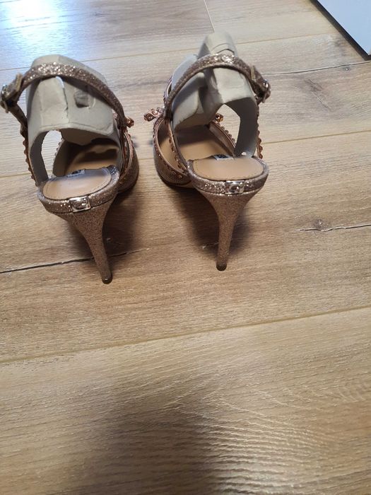 Pantofi guess noi marime 37 se potrivesc si pentru marimea 38