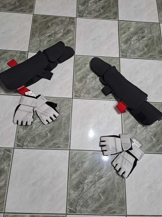 2 seturi de protectie tibie picior si mănuși pentru sport de contact.