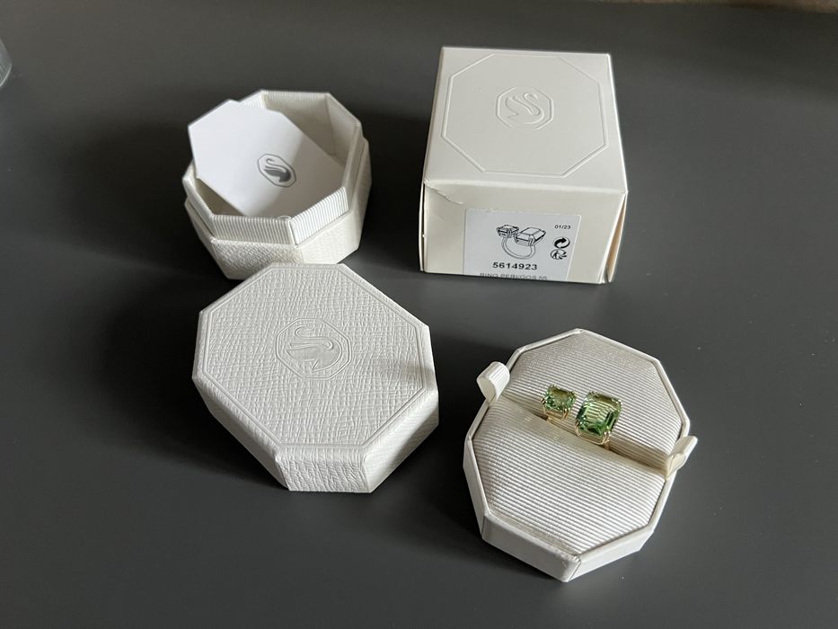 Swarovski пръстен със зелени кристали, р-р 55