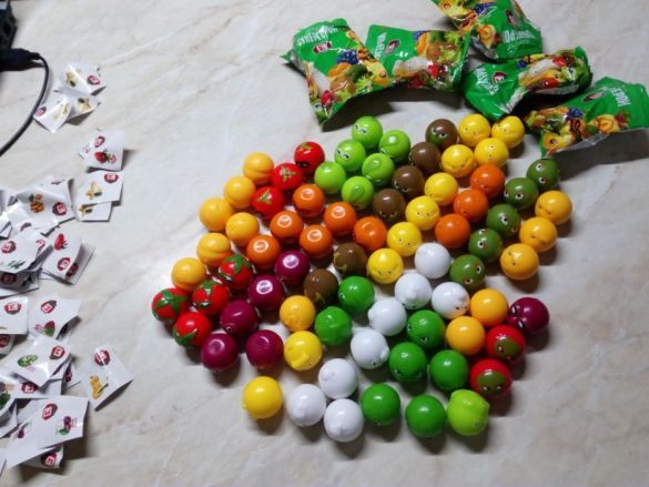 Комплекти от 24 скокльовци Енгри Бърдс и 20 Топчета Супергерои