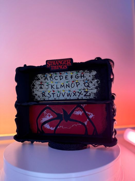 Suport/etajera figurine Stranger Things kinder will funko