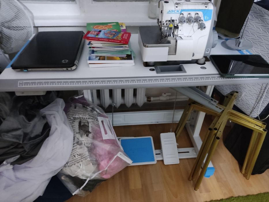 Продается оверлок Jack