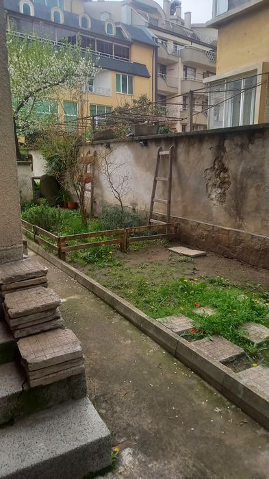 Продава етаж от къща в центъра на Кърджали