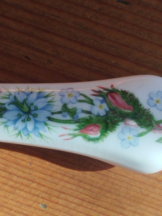 Aynsley Wild Tudor
За сервиране на сладки и солени печива.