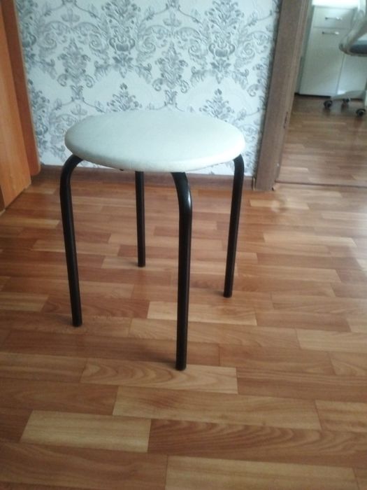 Продам стеклянный стол