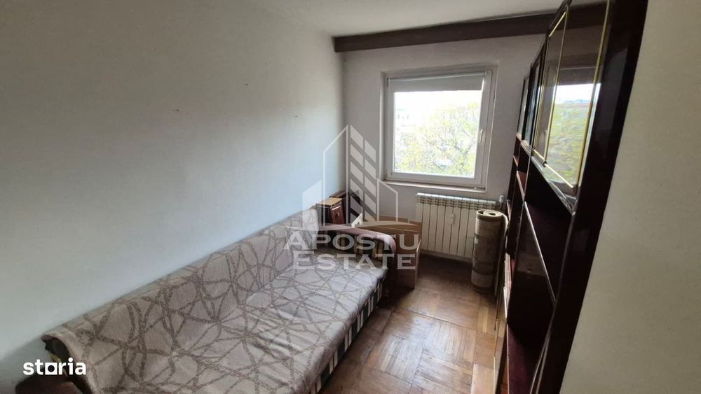 Apartament cu 3 camere, balcon, zona Sagului