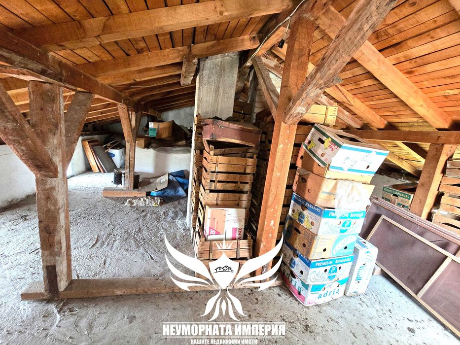 Двуетажна къща с постройки 320РЗП с 1430кв. двор село Конуш