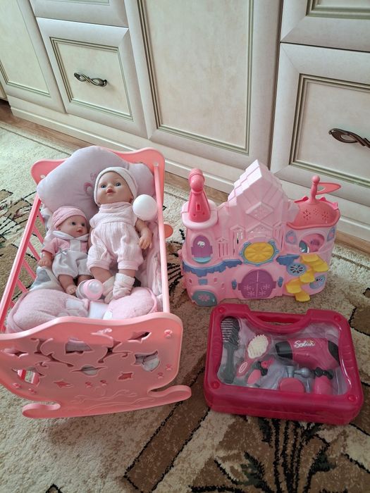 Кроватка детская с куклами, замок, набор для парикмахера