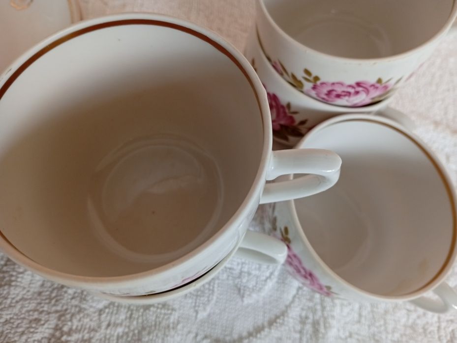 Чашки с блюдцами