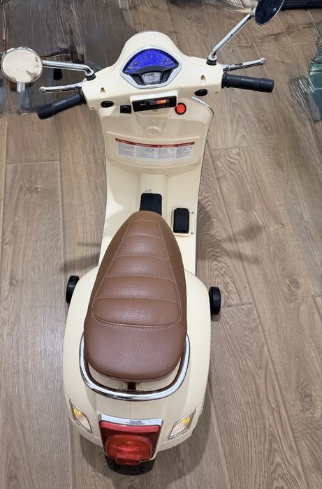 Scuter electric Vespa pentru cei mici, autonomie buna, roti ajutatoare