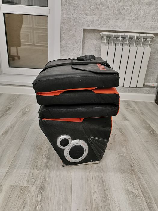 Коллонка со встроенным саббуфером.