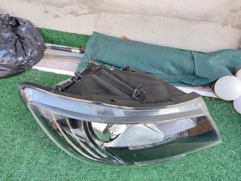 Far bi-xenon adaptiv Led Skoda Superb 2