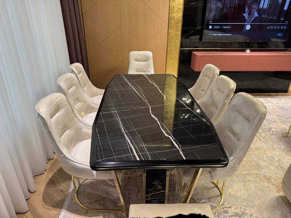 Продаётся новый стол и стулья