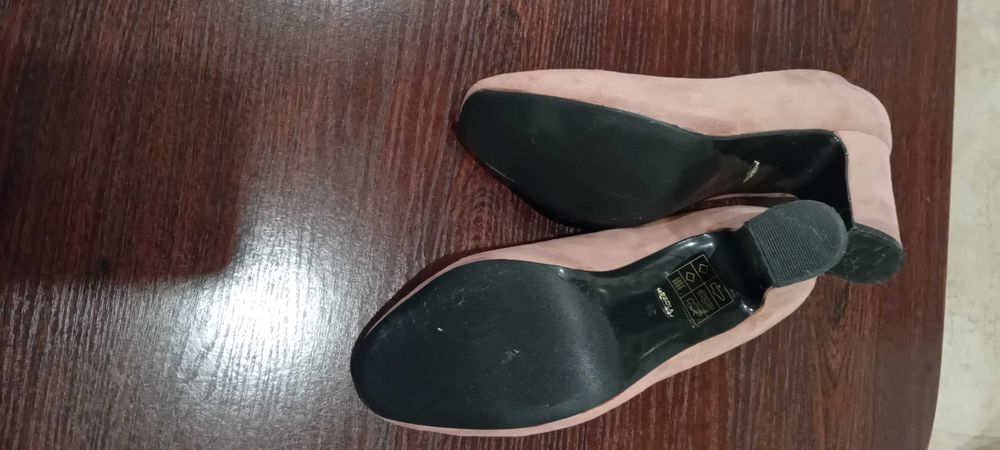 Продавам обувка на ток, естествен велур, нови