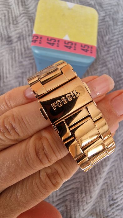 Дамски часовник Fossil с камъчета