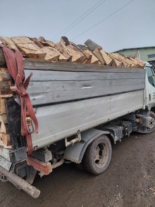 Vand lemn de foc fag detali in privat  taiate si crapate pe  dimesiuni