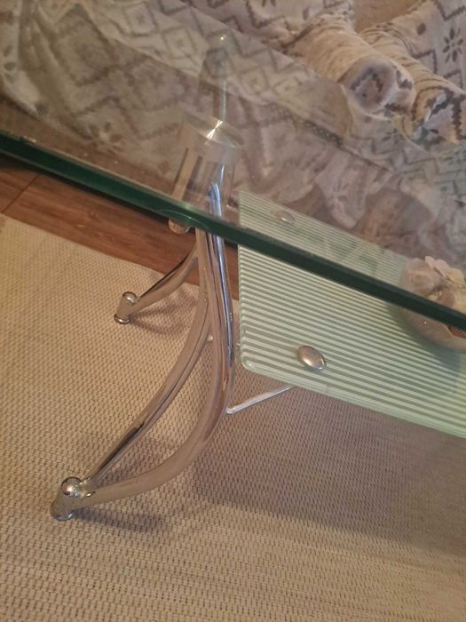Продавам стъклена маса