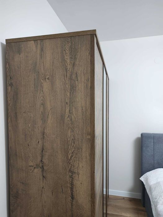 Нов трикрилен гардероб с огледало