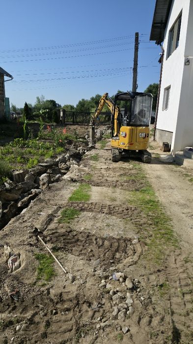 Inchiriez miniexcavator cu operator pentru diferite activități picon