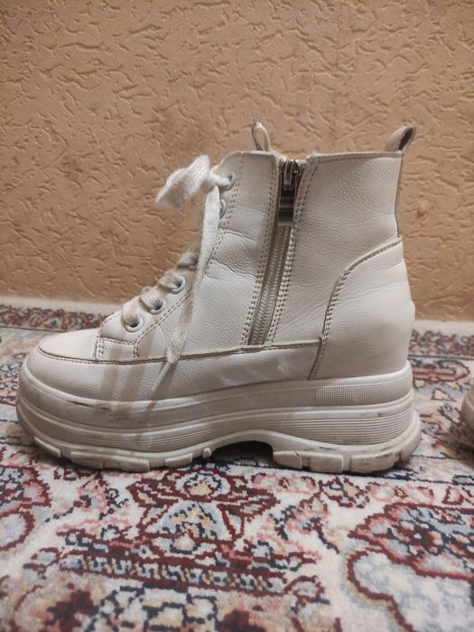 Сапоги белые срочно продали