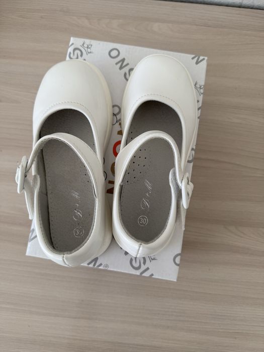 Продам туфли для девочки