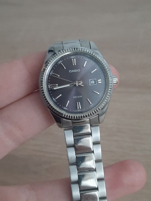 Ceas Casio Elegant Damă – Model Silver cu Ramă Zimțată (Tip Datejust)