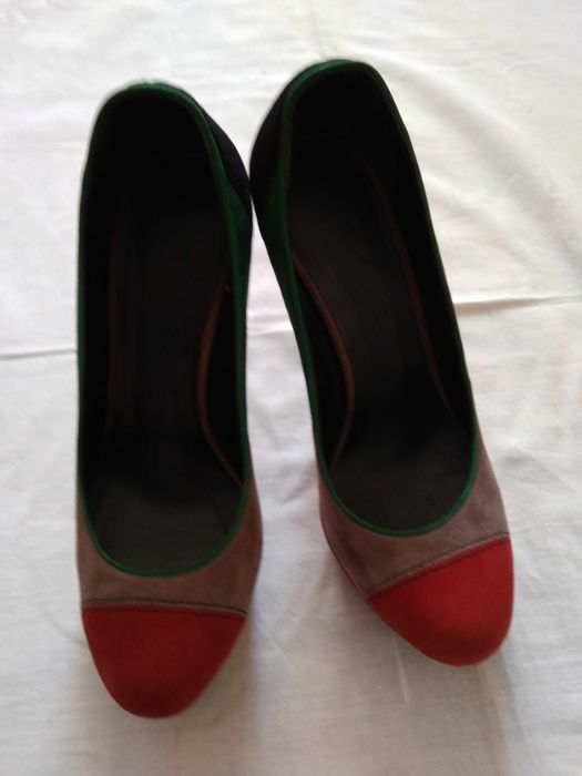 Продам итальянские замшевые туфли.