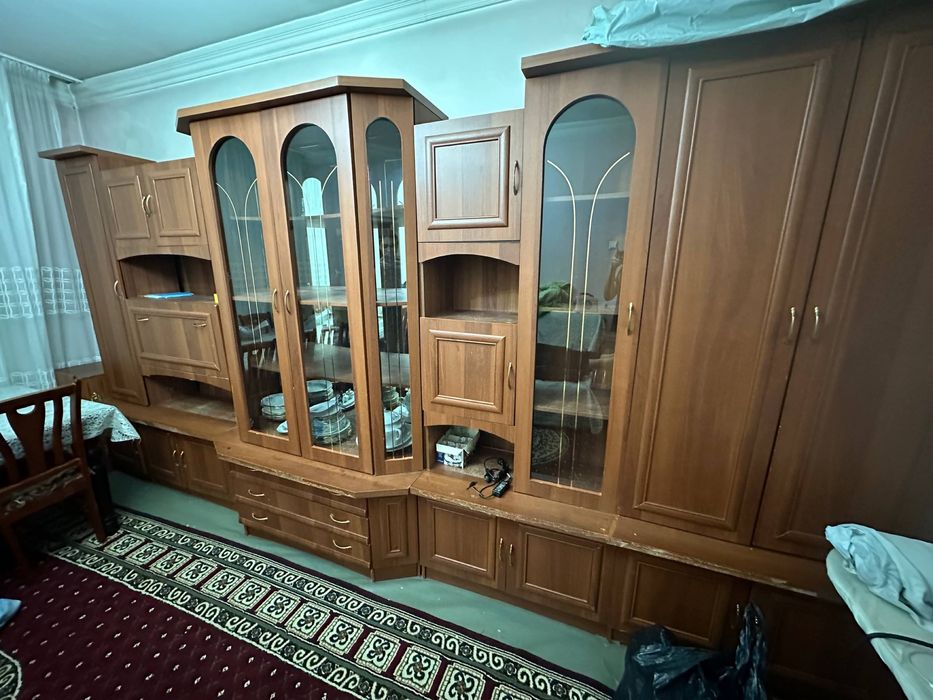 Стенка шкаф хаммаси сотилади комплект срочна холати яхши