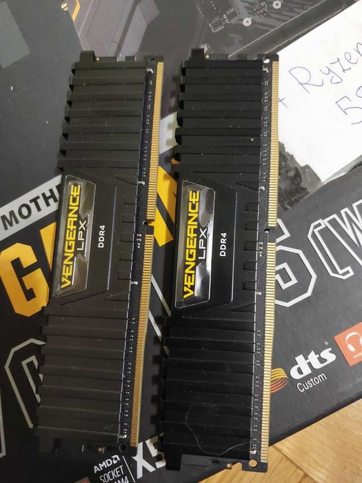 16GB 3000Mhz , 3200Mhz  DDR4 - Corsair Vengance LPX - 1x16GB