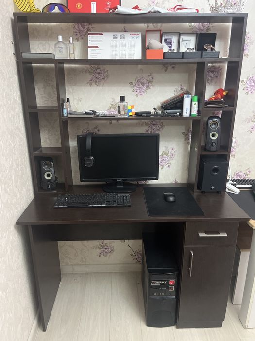 Стол для учебы/компьютера