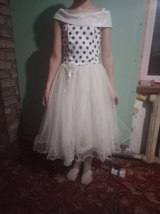 Продам костюмы и платья