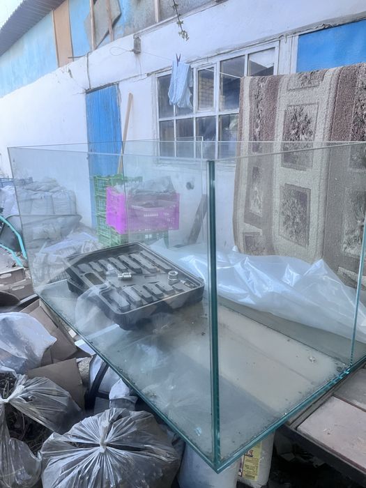 Продам витрину стекляную