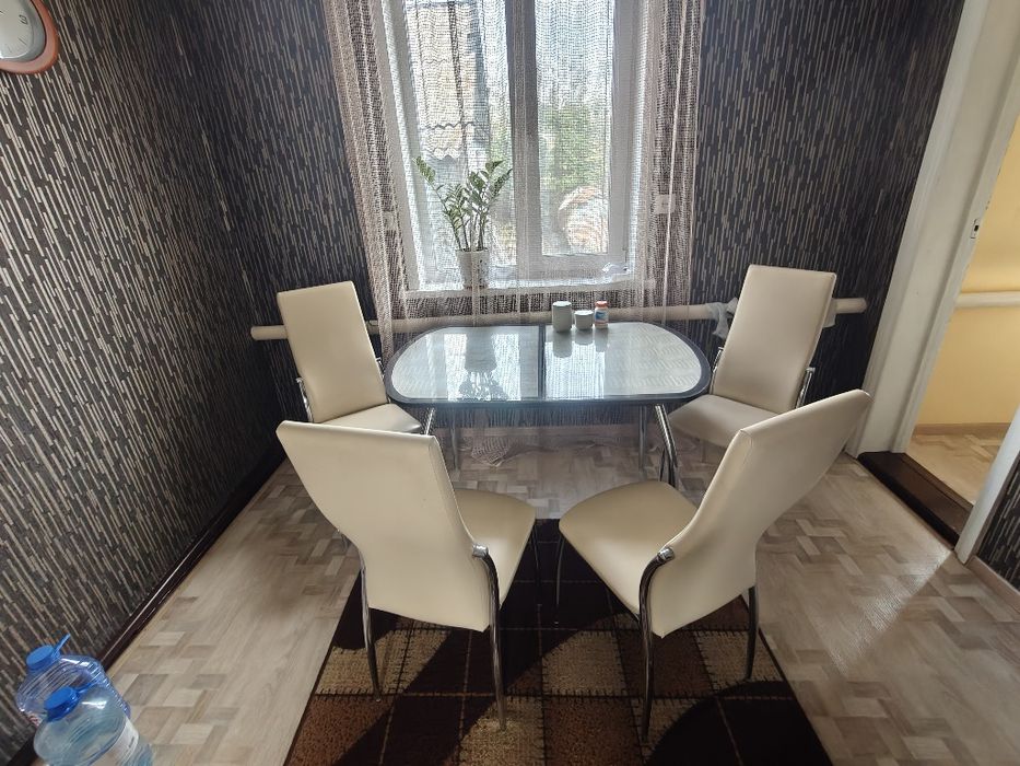 Стеклянный раздвижной стол