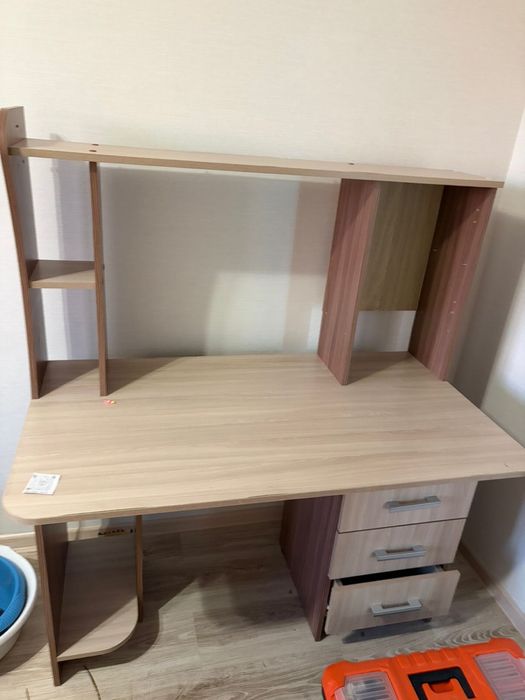 Стол письменный.