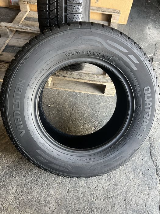 1 anvelopa iarna 205/70/15 si 1 anvelopa 215/65/15 Vredestein