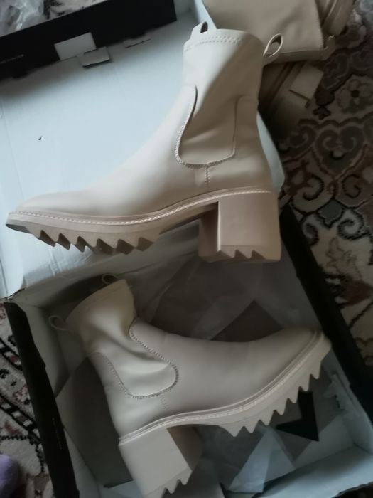 Super oferta! Botine cu toc crem cu talpă zimțată