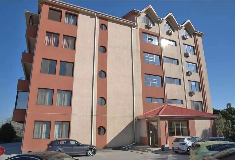 Inchiriez apartament 3 camere (2 dormitoare + 2 băi) Mamaia Sat, parcare, disponibil din septembrie