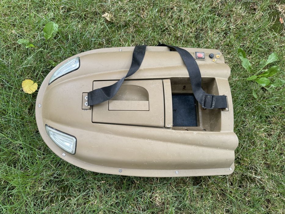 Лодка за захранка със сонар