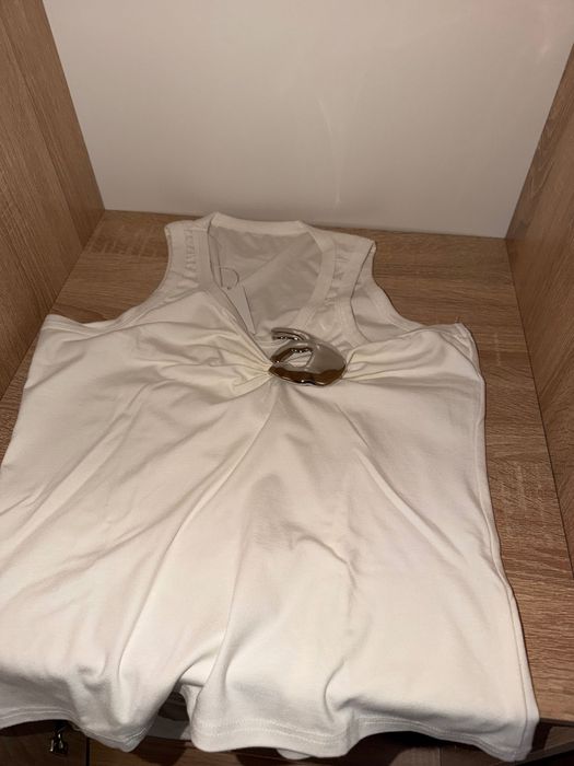 Maiou top Coperni alb cu detaliu mânuța metalic