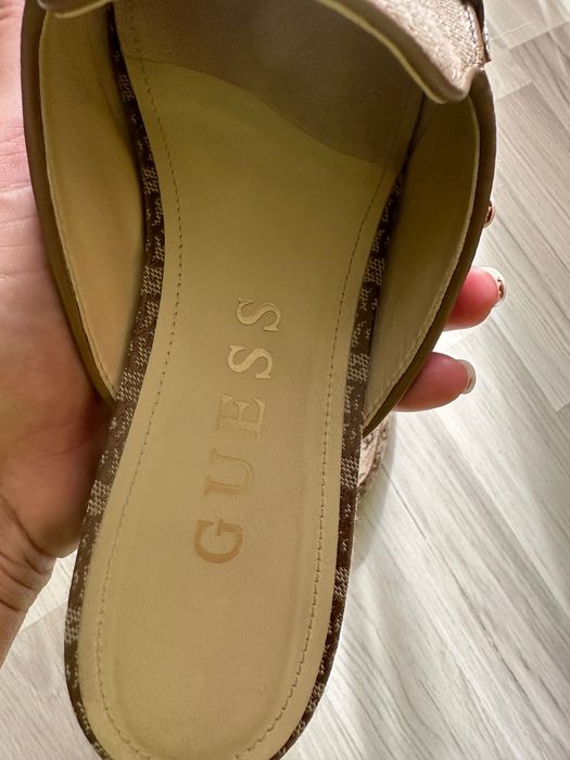 Vand Saboti firma Guess originali