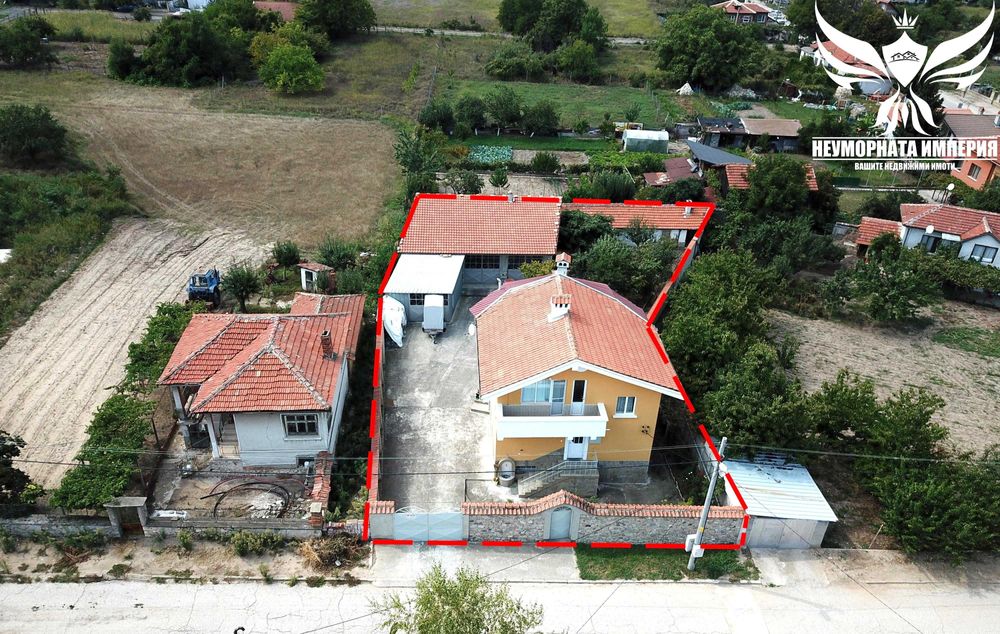 Триетажна къща РЗП 308кв. с 850кв.м. двор село Козаново, обл.Пловдив