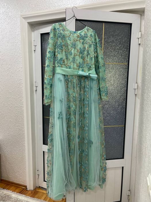 Срочно продаю свадебное нарядное платьеа.