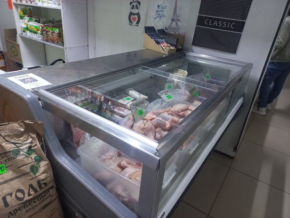 Холодильник ветринный,морозит