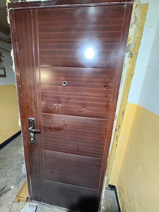 Vând ușă intrare apartament