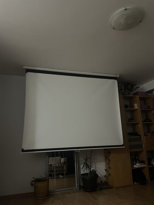 ecran retractabil BENQ pentru videoproiector