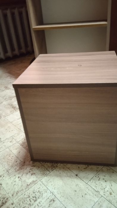 Продам шкаф-этажерку и куб-пуфик.
