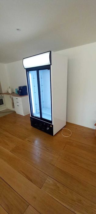 Продавам хладилна витрина